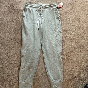 Men’s Vineyard Vines joggers NWT.